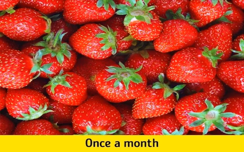 Dâu tây: Lựa chọn những quả dâu tây chín và nghiền nhuyễn rồi thoa hỗn hợp thu được lên răng trong vòng vài phút.