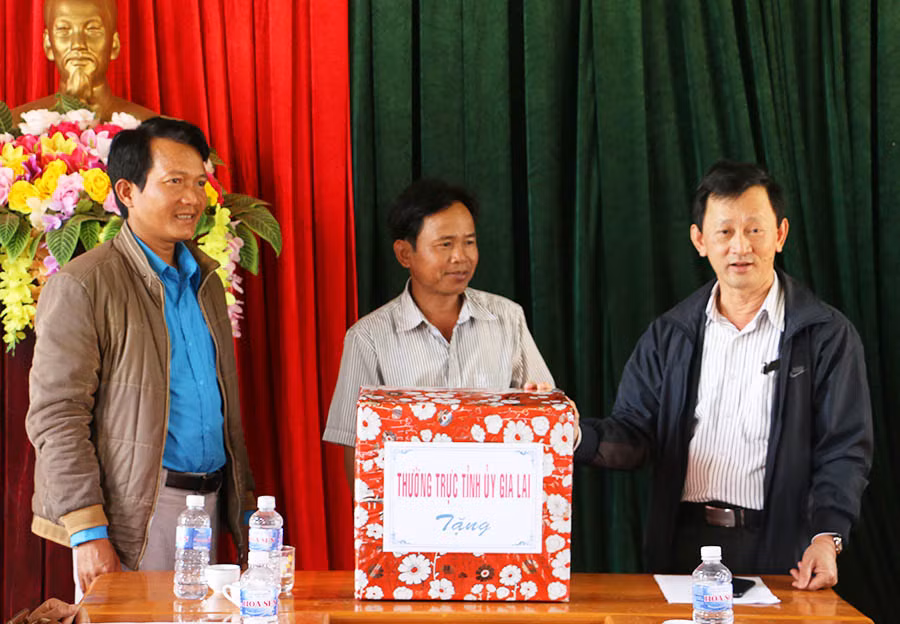 Thay mặt Thường trực Tỉnh ủy, Bí thư Tỉnh ủy Dương Văn Trang tặng phần quà cho hệ thống chính trị xã Kon Chiêng