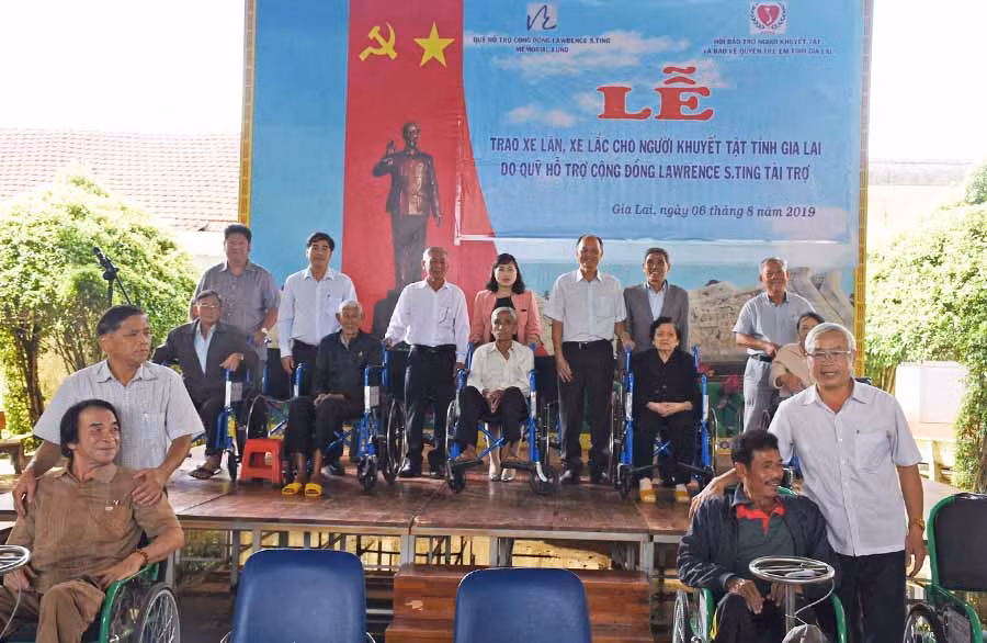 Trao tặng xe lăn cho người khuyết tật. Ảnh: H.P