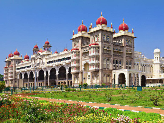 Cung điện Mysore ở Ấn Độ thu hút được khoảng 6 triệu khách du lịch mỗi năm. Hiện nó được sử dụng như một bảo tàng lộng lẫy với màn trình diễn âm thanh, ánh sáng rực rỡ hàng đêm. Ảnh: Shutterstock. Cung điện Mysore ở Ấn Độ thu hút được khoảng 6 triệu khách du lịch mỗi năm. Hiện nó được sử dụng như một bảo tàng lộng lẫy với màn trình diễn âm thanh, ánh sáng rực rỡ hàng đêm. Ảnh: Shutterstock.