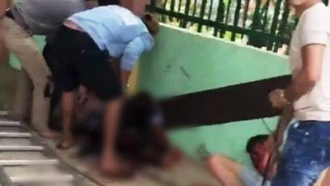 Nạn nhân bị đâm tử vong. Ảnh cắt từ clip  Nạn nhân bị đâm tử vong. Ảnh cắt từ clip