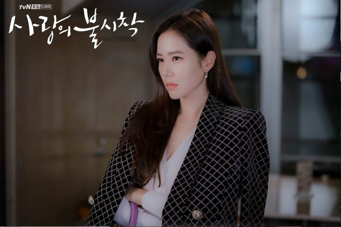 Nếu lúc đầu, Son Ye Jin tỏa sáng trong những bộ cánh sang trọng thì về sau, cô nàng lại khiến khán giả nhớ đến bởi vẻ ngoài gần gũi, nhẹ nhàng, đậm chất thôn quê. 