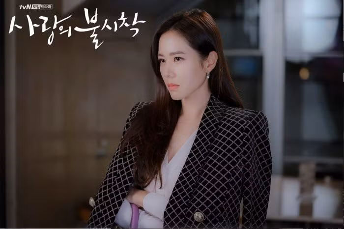 Nếu lúc đầu, Son Ye Jin tỏa sáng trong những bộ cánh sang trọng thì về sau, cô nàng lại khiến khán giả nhớ đến bởi vẻ ngoài gần gũi, nhẹ nhàng, đậm chất thôn quê. 