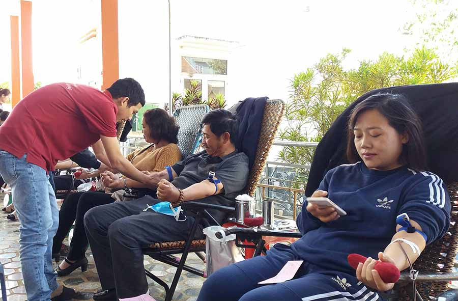  Đông đảo giáo dân, người dân tham gia hiến máu tình nguyện. Ảnh: N.N