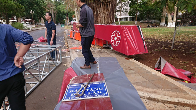 Nhiều kết cấu khung sắt, bọc vải nhựa được cho cản gió, khiến trụ cổng vốn không chắc đã gãy đổ - Ảnh: Ngọc Hạ