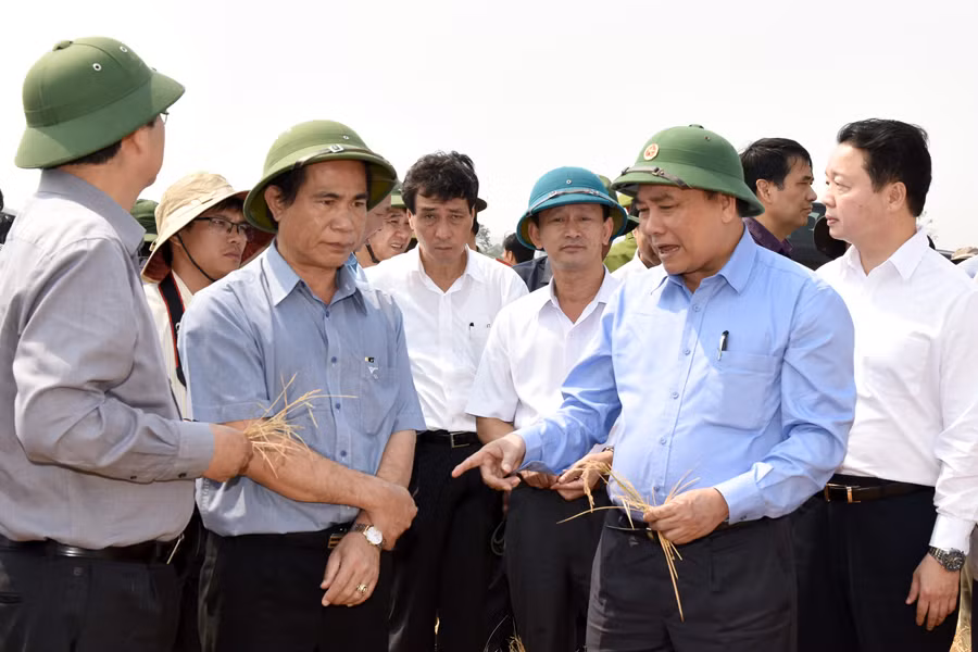 Phó Thủ tướng (nay là Thủ tướng) Nguyễn Xuân Phúc kiểm tra tình hình hạn hán tại huyện Chư Pưh tháng 3-2016. Ảnh: K.N.B
