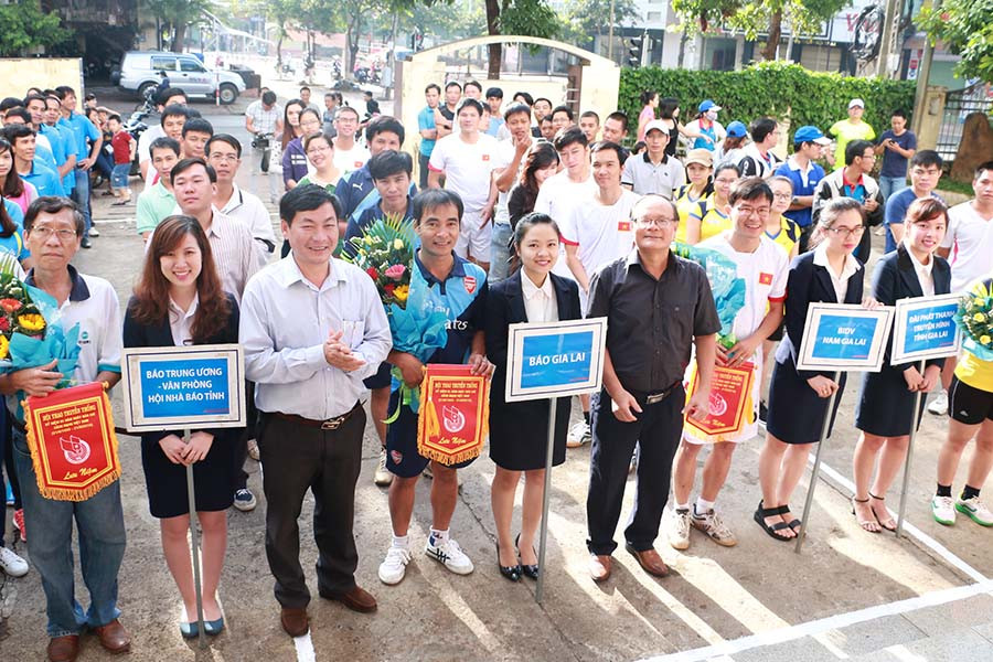 Ban tổ chức tặng hoa và cờ lưu niệm cho các đơn vị. Ảnh: Q.T Ban tổ chức tặng hoa và cờ lưu niệm cho các đơn vị. Ảnh: Q.T