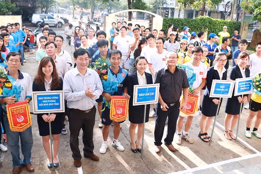 Ban tổ chức tặng hoa và cờ lưu niệm cho các đơn vị. Ảnh: Q.T