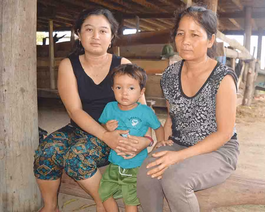 Siu Nhóe (trái) bên con và mẹ của mình. Ảnh: Đ.Y