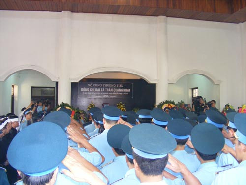 Đồng đội viếng Đại tá Trần Quang Khải Đồng đội viếng Đại tá Trần Quang Khải