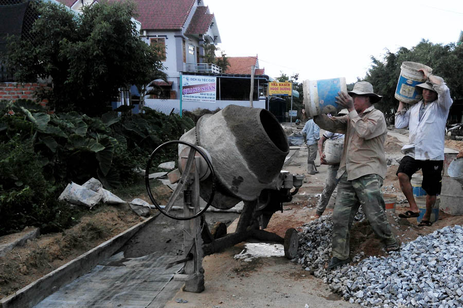  Đường Lê Thánh Tông (thị trấn Kbang) đang được đẩy nhanh tiến độ thi công. Ảnh: L.N