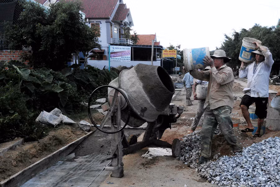  Đường Lê Thánh Tông (thị trấn Kbang) đang được đẩy nhanh tiến độ thi công. Ảnh: L.N