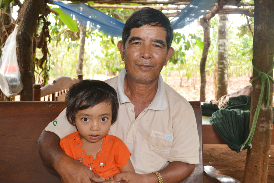 Ông Ksor Hiếu cùng cháu nội. Ảnh: H.M