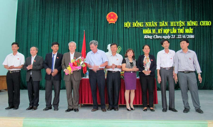 Các đại biểu trúng cử chức danh trong HĐND huyện khóa VI ra mắt tại kỳ họp. Ảnh: Hồng Thi Các đại biểu trúng cử chức danh trong HĐND huyện khóa VI ra mắt tại kỳ họp. Ảnh: Hồng Thi