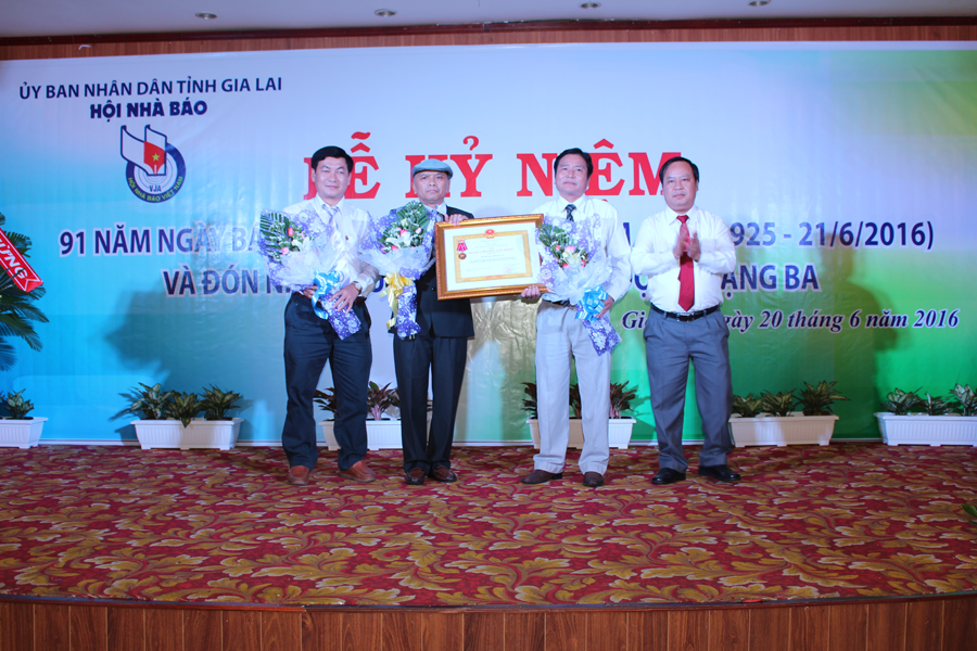 Thừa ủy quyền Chủ tịch nước, Phó Bí thư Tỉnh ủy Châu Ngọc Tuấn trao Huân chương Lao động hạng ba cho Hội Nhà báo tỉnh. Ảnh: P.L Thừa ủy quyền Chủ tịch nước, Phó Bí thư Tỉnh ủy Châu Ngọc Tuấn trao Huân chương Lao động hạng ba cho Hội Nhà báo tỉnh. Ảnh: P.L