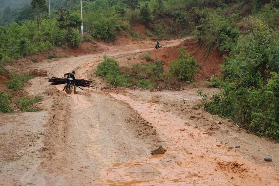 Con đường duy nhất đến làng thường xuyên bị trơn trượt, nhầy nhụa vào mùa mưa. Ảnh: P.L