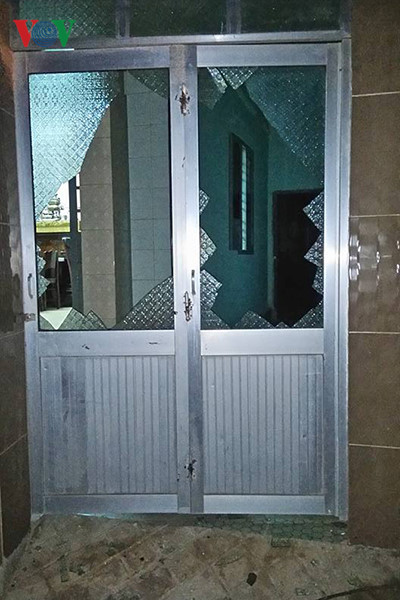 Cửa bị vỡ do áp lực nổ. Cửa bị vỡ do áp lực nổ.