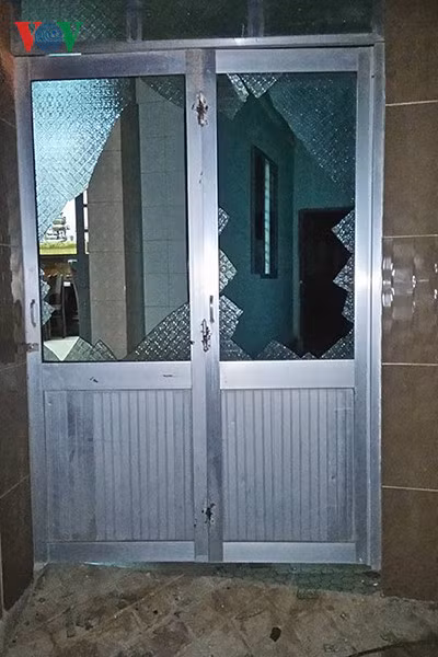  Cửa bị vỡ do áp lực nổ.