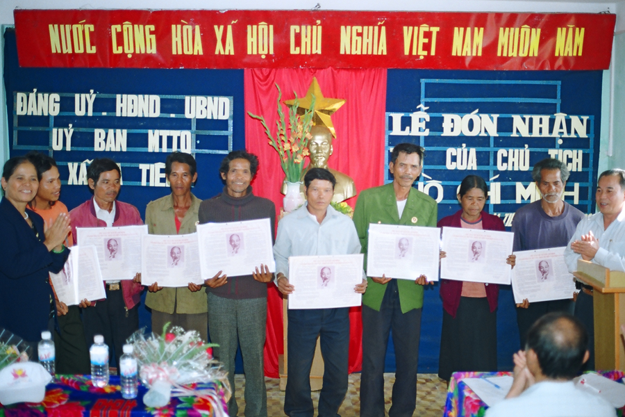 Trao thư và ảnh Bác Hồ cho hộ gia đình vùng DTTS Ông Hmrik được Ban Thường vụ Thành ủy Pleiku khen thưởng về học tập và làm theo tấm gương đạo dức Hồ Chí Minh (6563). -Bà Thẩm Thị Phóng (1897). -Ông Nay Yak (6582).