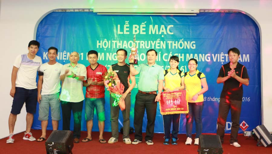 Ông Trần Văn Nghĩa-Chủ tich Hội Nhà báo tỉnh, Phó Tổng Biên tập Báo Gia Lai trao giải nhất môn kéo co cho Đài Phát thanh-Truyền hình tỉnh. Ảnh: Q.T Ông Trần Văn Nghĩa-Chủ tich Hội Nhà báo tỉnh, Phó Tổng Biên tập Báo Gia Lai trao giải nhất môn kéo co cho Đài Phát thanh-Truyền hình tỉnh. Ảnh: Q.T