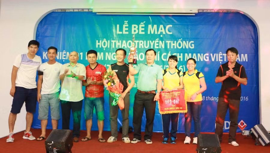 Ông Trần Văn Nghĩa-Chủ tich Hội Nhà báo tỉnh, Phó Tổng Biên tập Báo Gia Lai trao giải nhất môn kéo co cho Đài Phát thanh-Truyền hình tỉnh. Ảnh: Q.T