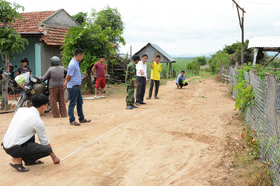 Người dân làng Lợk, xã Đak Hlơ hiến đất làm đường giao thông nội thôn. Ảnh: M.T  Người dân làng Lợk, xã Đak Hlơ hiến đất làm đường giao thông nội thôn. Ảnh: M.T