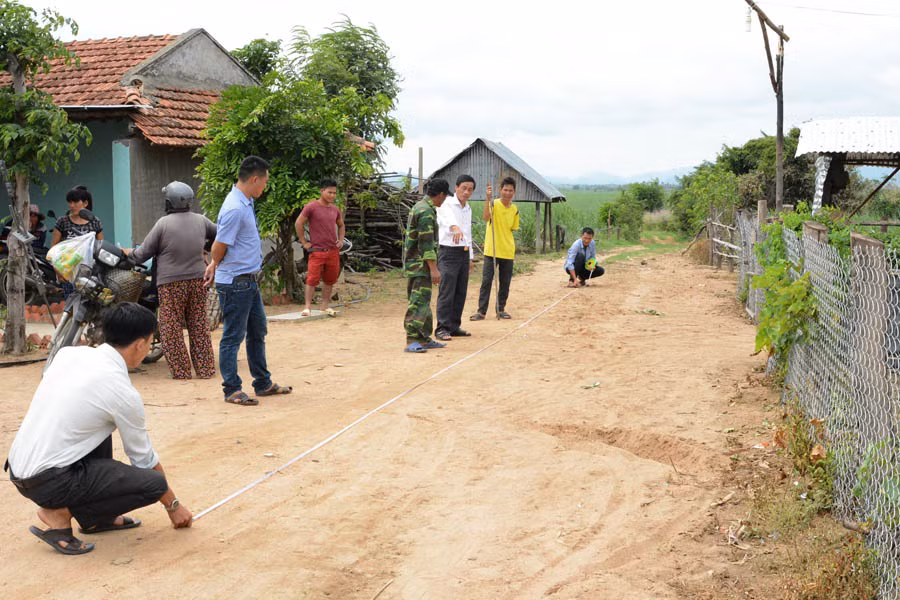  Người dân làng Lợk, xã Đak Hlơ hiến đất làm đường giao thông nội thôn. Ảnh: M.T