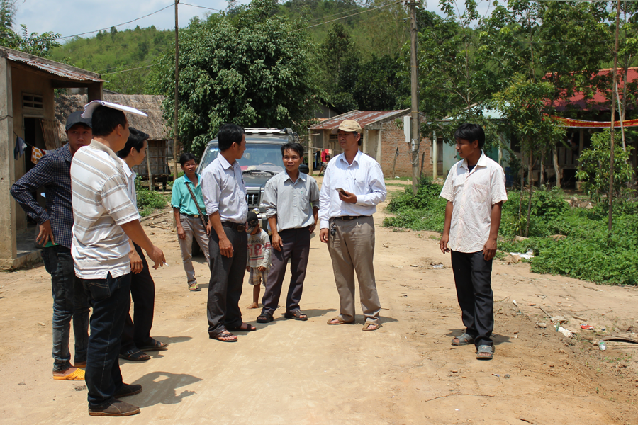 Người dân tham gia nghiệm thu đường giao thông do dự án hỗ trợ tại xã Hà Đông. Ảnh: N.D Người dân tham gia nghiệm thu đường giao thông do dự án hỗ trợ tại xã Hà Đông. Ảnh: N.D