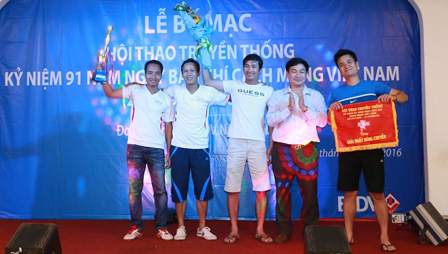 Ông Huỳnh Kiên-Phó Tổng Biên tập Phụ trách Báo Gia Lai trao giải nhất bóng chuyền cho đội BIDV Gia Lai. Ảnh: Q.T Ông Huỳnh Kiên-Phó Tổng Biên tập Phụ trách Báo Gia Lai trao giải nhất bóng chuyền cho đội BIDV Gia Lai. Ảnh: Q.T