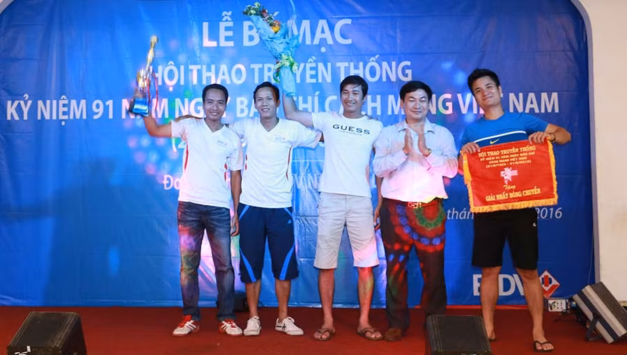 Ông Huỳnh Kiên-Phó Tổng Biên tập Phụ trách Báo Gia Lai trao giải nhất bóng chuyền cho đội BIDV Gia Lai. Ảnh: Q.T