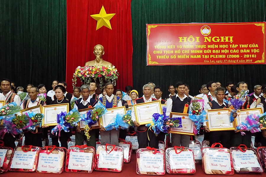 Tặng bằng khen cho các cá nhân. Ảnh: T.N Tặng bằng khen cho các cá nhân. Ảnh: T.N