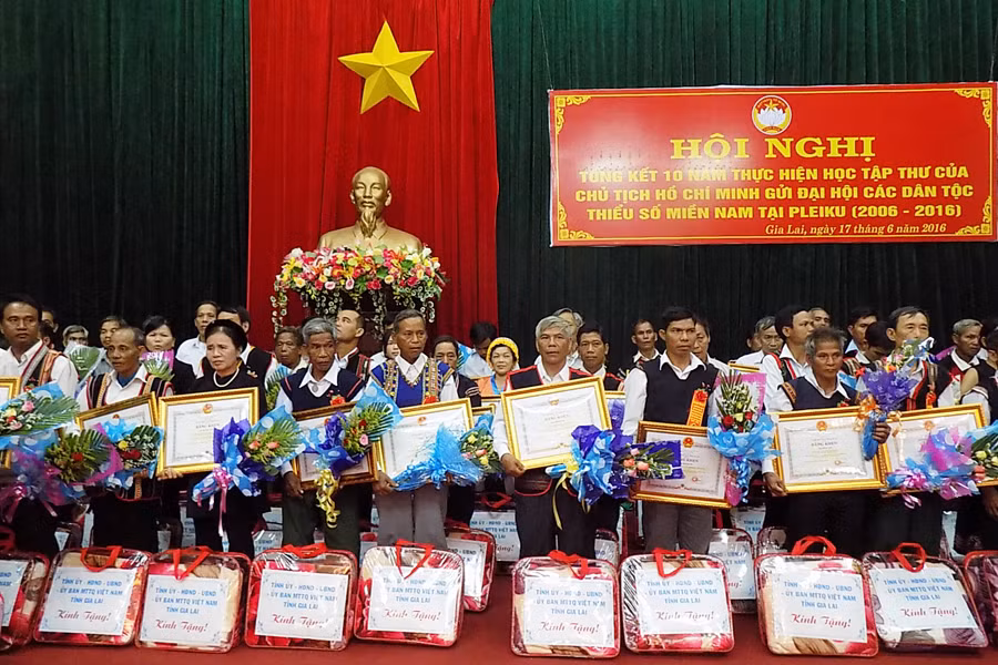 Tặng bằng khen cho các cá nhân. Ảnh: T.N