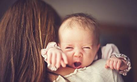 Bé ngáp ngay trên vai mẹ