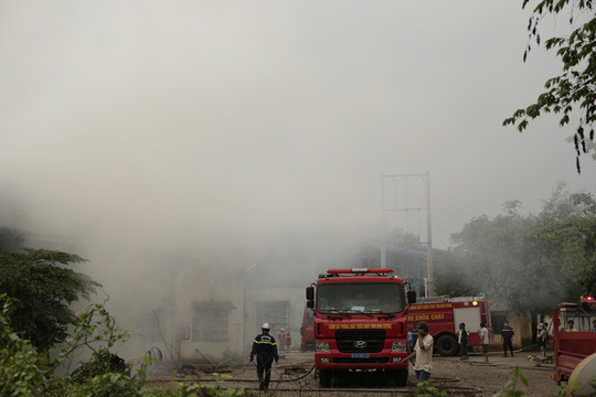 Khói nghi ngút tỏa ra xung quanh công ty