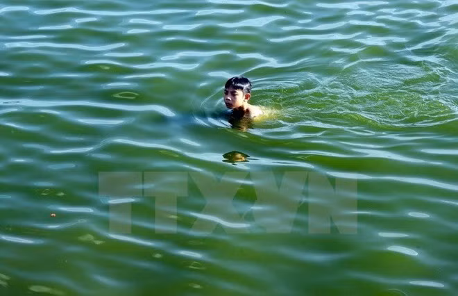 Nguy cơ đuối nước đối với trẻ em tắm sông không có áo phao là rất cao.