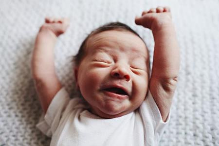 Vừa ngáp vừa vươn tay vươn chân