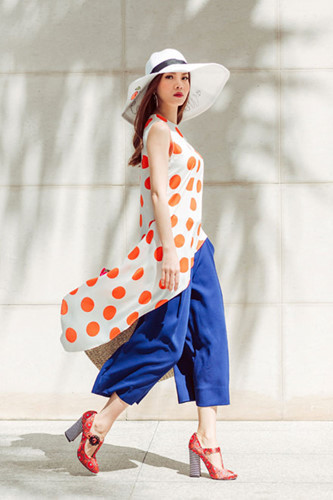 Trong mỗi dịp lưu diễn, công tác hay du lịch, hai chị em thường tận dụng thời gian để thực hiện sở thích mua sắm. Trong mỗi dịp lưu diễn, công tác hay du lịch, hai chị em thường tận dụng thời gian để thực hiện sở thích mua sắm.