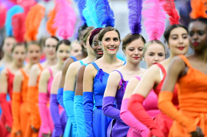 Các vũ công Pháp trong phần đồng diễn.