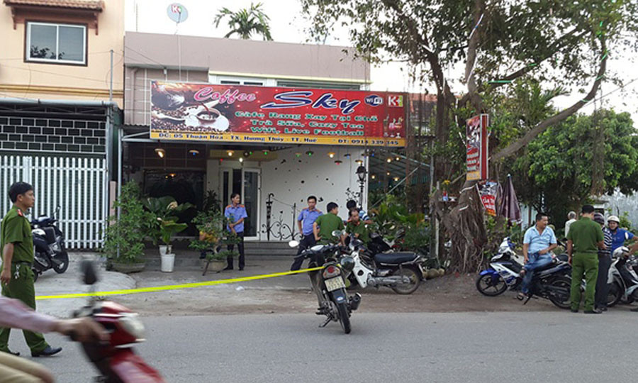 Công an tỉnh Thừa Thiên-Huế phong tỏa hiện trường để điều tra vụ án đâm trọng thương nữ chủ quán cà phê Sky số 5 Thuận Hóa. Ảnh: Bùi Oanh (GLO)- Trong lúc mâu thuẫn xảy ra giằng co giữa 2 người, người đàn ông có quốc tịch Trung Quốc đã rút dao đâm nữ chủ quán cà phê trọng thương trước khi được người cháu vào can thiệp.