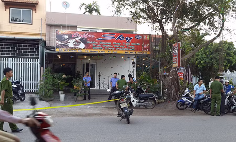 (GLO)- Trong lúc mâu thuẫn xảy ra giằng co giữa 2 người, người đàn ông có quốc tịch Trung Quốc đã rút dao đâm nữ chủ quán cà phê trọng thương trước khi được người cháu vào can thiệp.