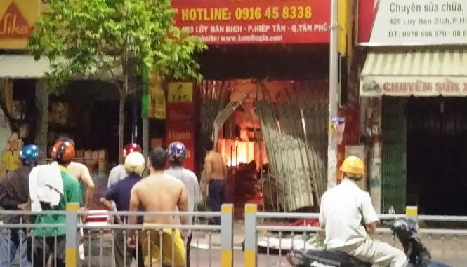 Ngọn lửa bùng lên từ bên trong cửa hàng Ngọn lửa bùng lên từ bên trong cửa hàng