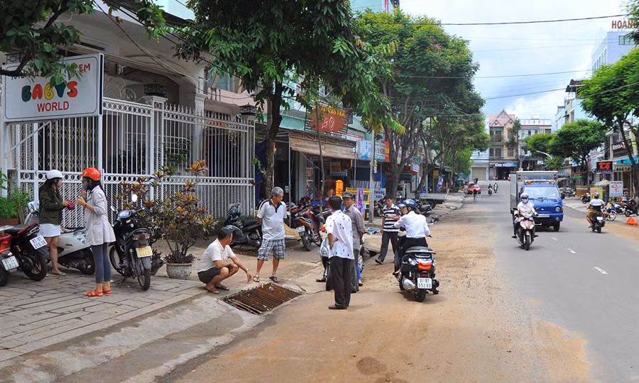 Vị trí cống thoát bị bịt kín gây ngập nước hư hại tài sản các hộ dân. Ảnh: N.G