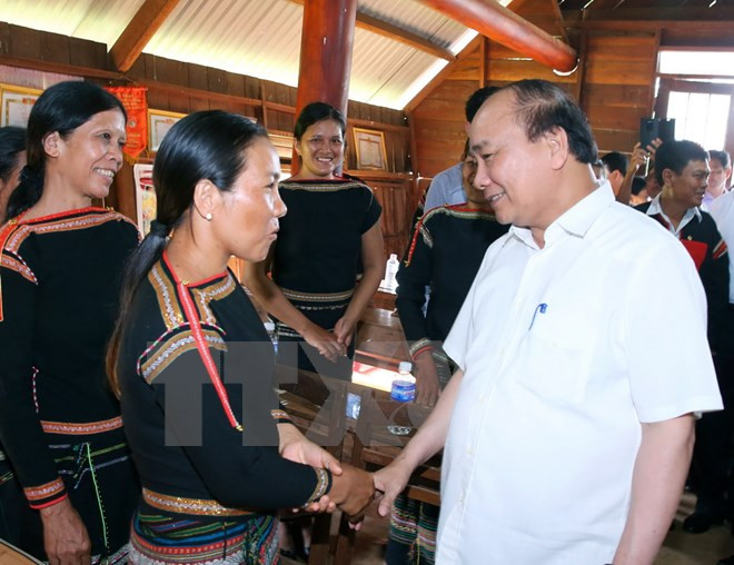 Thủ tướng Nguyễn Xuân Phúc thăm hỏi và tặng quà đồng bào dân tộc thiểu số tại Buôn HĐơk, xã Eakao, thành phố Buôn Ma Thuột, tỉnh Đak Lak.