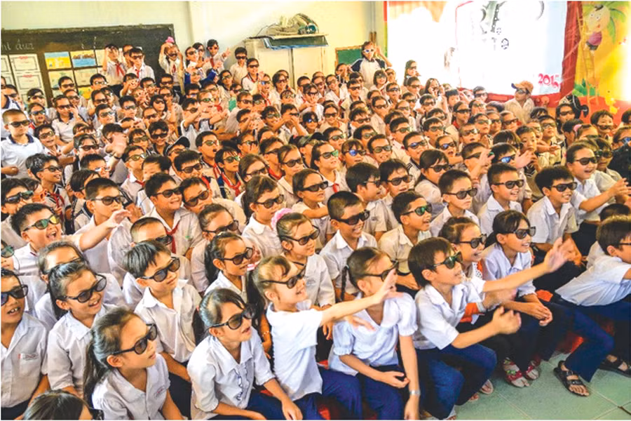 Học sinh hào hứng trong một buổi chiếu phim 3D. Ảnh: K.N.B