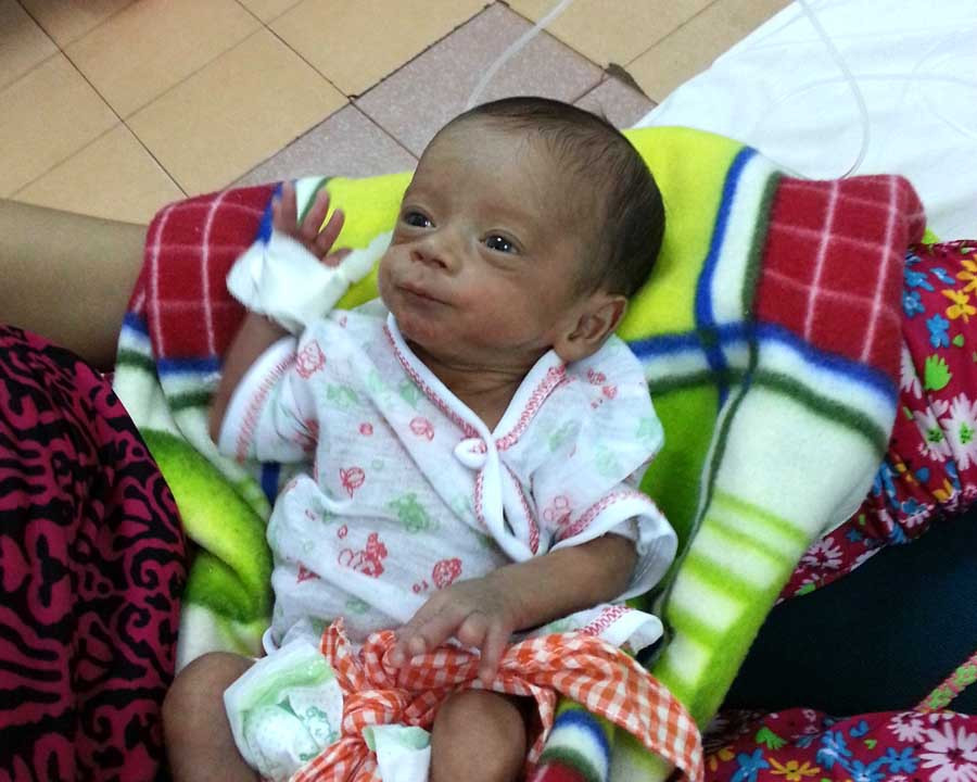 Sau 25 ngày điều trị tích cực, bé trai sinh non 7 tháng, chỉ nặng 800 gram đã được Khoa Nhi hồi sức sơ sinh nuôi sống thành công. Ảnh: Đức Phương Sau 25 ngày điều trị tích cực, bé trai sinh non 7 tháng, chỉ nặng 800 gram đã được Khoa Nhi hồi sức sơ sinh nuôi sống thành công. Ảnh: Đức Phương