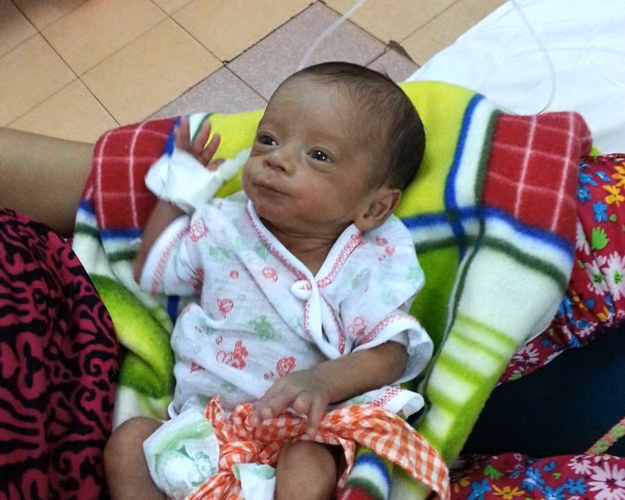 Sau 25 ngày điều trị tích cực, bé trai sinh non 7 tháng, chỉ nặng 800 gram đã được Khoa Nhi hồi sức sơ sinh nuôi sống thành công. Ảnh: Đức Phương