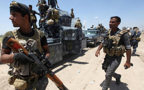 Các tay súng IS thiết lập trạm kiểm soát và chuẩn bị phục kích. (ảnh: Reuters). Các tay súng IS thiết lập trạm kiểm soát và chuẩn bị phục kích. (ảnh: Reuters).