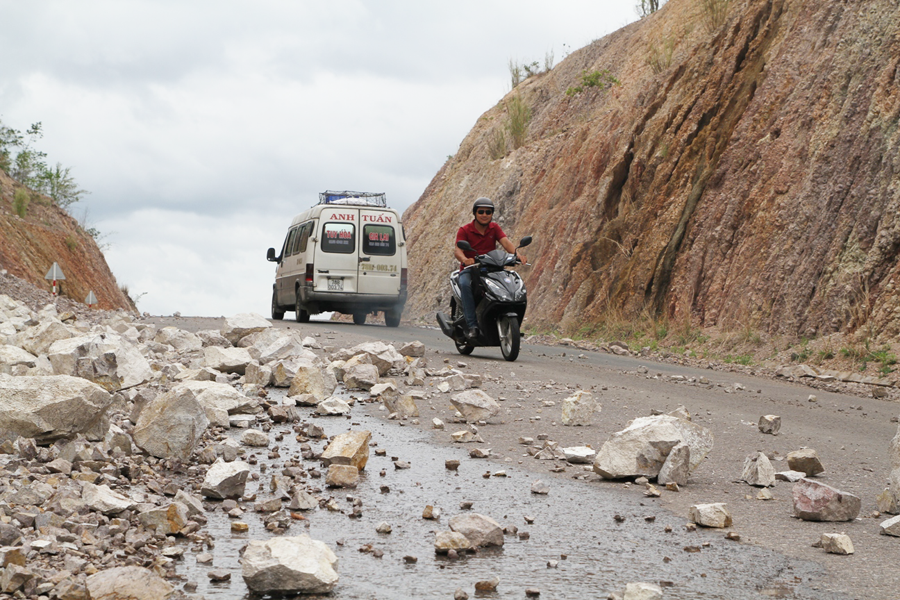 Đất đá sạt lở chiếm gần hết lòng đường trên đèo Tô Na. Ảnh: L.V.N Đất đá sạt lở chiếm gần hết lòng đường trên đèo Tô Na. Ảnh: L.V.N