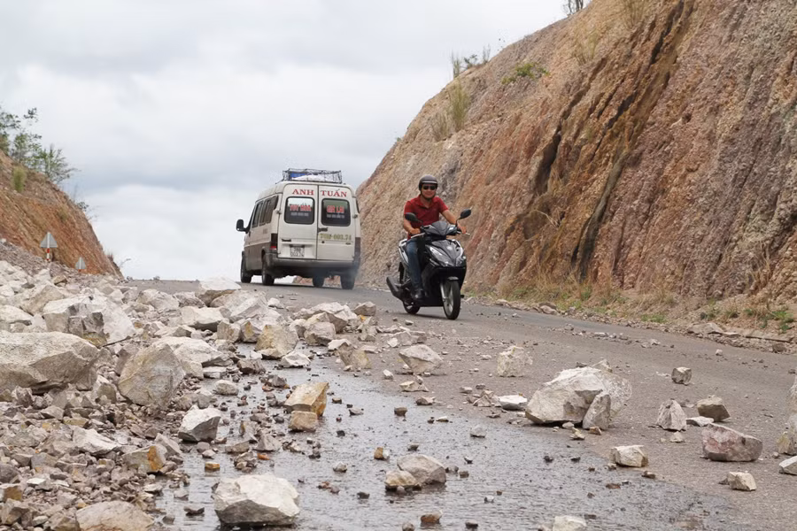 Đất đá sạt lở chiếm gần hết lòng đường trên đèo Tô Na. Ảnh: L.V.N
