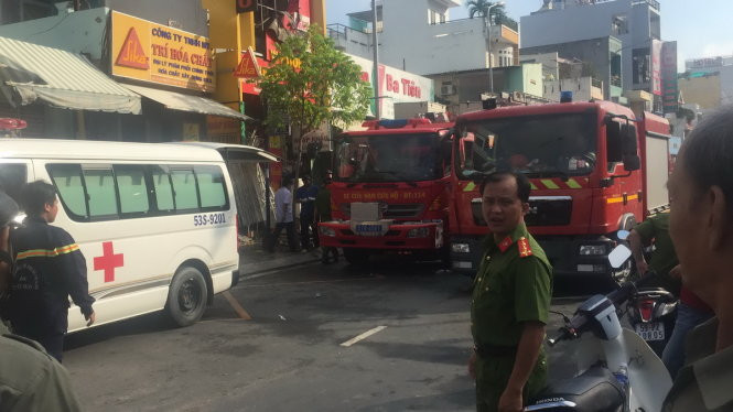 Lực lượng chức năng có mặt tại hiện trường vụ cháy sáng 10-6 Lực lượng chức năng có mặt tại hiện trường vụ cháy sáng 10-6